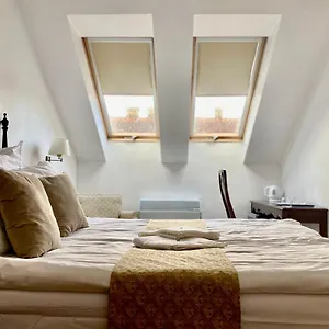 Opera16 Guestrooms Penzion